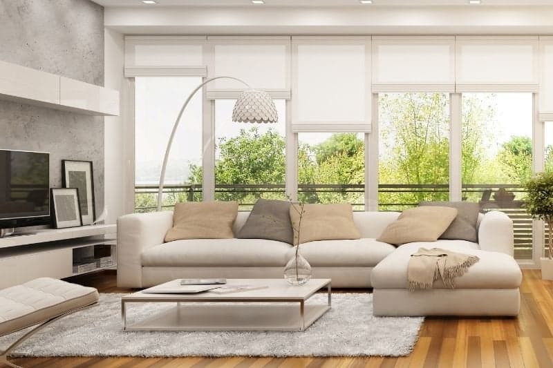 Salonda şık halı ve dekorasyon